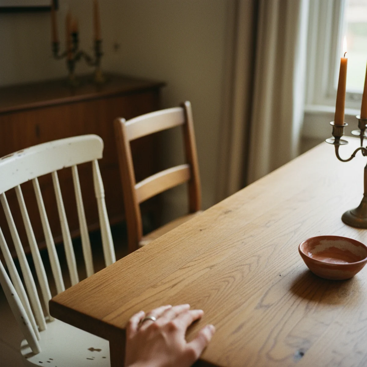 Modern farmhouse decor — modern farmhouse dining room with 6 mixed-style vintage dining chairs that share wood tone but differ in design around an oak farmhouse table — Home Decor Aura
